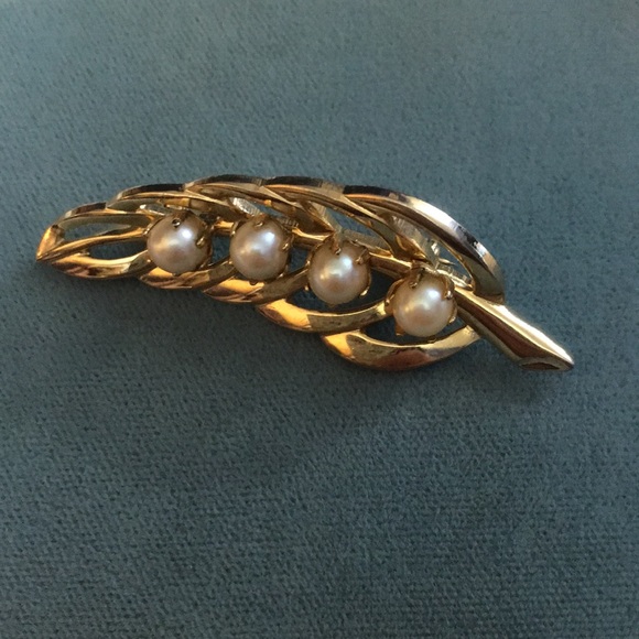 ⚡️FINAL PRICE⚡️ VTG Pearl Leaf Brooch - Picture 3 of 6